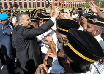 HISHAMMUDDIN Tun Hussein beramah mesra dengan warga veteran ATM pada Sambutan 100 Tahun Persatuan Veteran ATM (PVATM) di Dataran Pahlawan Negara, Putrajaya. - UTUSAN/FAISOL MUSTAFA