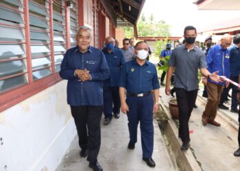 SAARANI Mohamad (tengan) meninjau bangunan SK Jeliang yang usang di Kuala Kangsar, Perak, hari ini. - UTUSAN/MUHAMAD NAZREEN SYAH MUSTHAFA