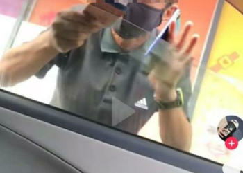 TANGKAP layar menunjukkan seorang lelaki yang didakwa meminta meminta derma daripada orang ramai dipercayai dengan cara menipu di bandar Kuala Terengganu. - MEDIA SOSIAL