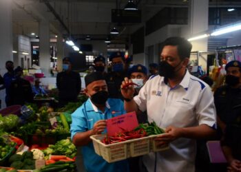 MOHD. RIDZUAN Ab. Ghapar ketika melakukan tinjauan Skim Harga Maksimum Musim Perayaan (SHMMP) Deepavali 2021 di Pasar Chowrasta, Georgetown, Pulau Pinang hari ini.