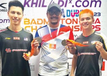 ROSMAN Razak (tengah) bersama Teo Ee Yi (kanan) dan Ong Yew Sin yang muncul naib juara Kejohanan Badminton Asia di Dubai kelmarin.