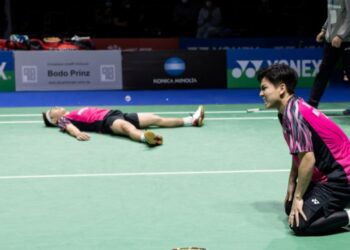NUR Izzuddin Rumsani (kanan) dan Goh Sze Fei meraikan kejayaan mereka pada Terbuka Jerman.