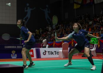 AKSI Valeree Siow (kanan), Low Yeen Yuan ketika menentang pasangan Filipina Marie Thea Pomar/Alyssa Ysabel Leonardo dalama acara berpasukan badminton wanita Sukan SEA Kemboja.-UTUSAN/AMIR KHALID