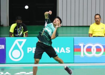 AKSI Aidil Sholeh ketika menentang Cheam June Wei di suku akhir perseorangan lelaki kejohanan Badminton Cabaran Antarabangsa Petronas Malaysia 2022 di Arena Badminton Perak, Ipoh hari ini. - UTUSA/MUHAMAD NAZREEN SYAH MUSTHAFA