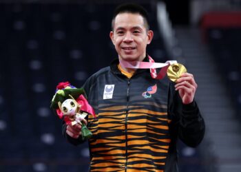 CHEAH Liek Hou bersama pingat emas yang dimenangi dalam acara badminton perseorangan lelaki SU5 Sukan Paralimpik 2020 di Tokyo. – IHSAN TOKYO 2020