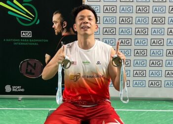 CHEAH Liek Hou bersama dua kejuaraan yang dimenangidalam Kejohanan Empat Negara Para Badminton Antarabangsa 2022 di Dublin, Ireland semalam.