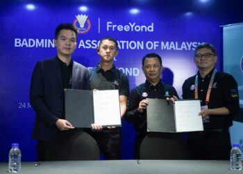 PENGARAH Eksekutif Fast Energy, Vincent Tan Wye Chuan (paling kiri), dan Setiausaha Agung BAM, Datuk Kenny Goh (paling kanan), menandatangani perjanjian antara BAM dan Freeyond sambil disaksikan Presiden BAM, Tan Sri Norza Zakaria (dua dari kanan), di Stadium Axiata Arena, di sini, semalam.-UTUSAN/SHIDDIEQIIN ZON