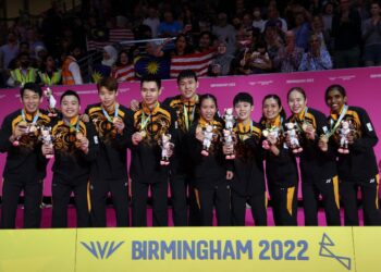 PEMAIN Malaysia meraikan kejayaan memenangi pingat emas berpasukan Sukan Komanwel 2022 di Birmingham, awal pagi tadi. - AFP