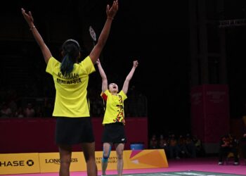 M. THINAAH dan Pearly Tan meraikan kejayaan memenangi pingat emas beregu wanita Sukan Komanwel 2022 selepas menewaskan pasangan tuan rumah, Chloe Birch-Lauren Smith di Birmingham. - AFP