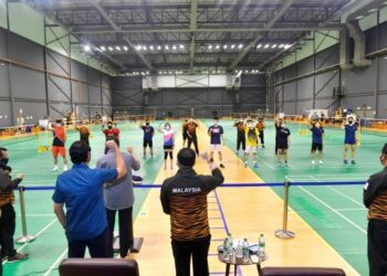 MENTERI Belia dan Sukan, Datuk Seri Reezal Merican Naina Merican meninjau latihan pemain di Akademi Badminton Malaysia (ABM), Bukit Kiara kelmarin dengan mematuhi SOP ketat.