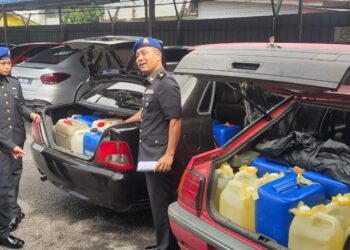 MOHAMAD Amir Abdullah menunjukkan minyak petrol bersubsidi yang dirampas dalam sidang akhbar di pejabat KPDNHEP negeri di Kangar, Perlis hari ini. UTUSAN/SYED AZLAN SAYID HIZAR