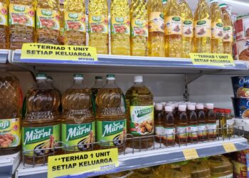 Pengguna di Pulau Pinang mengeluh kerana terpaksa membeli minyak masak di dalam botol yang lebih mahal disebabkan kesukaran mendapatkan minyak masak peket sama ada di kedai runcit atau pasar raya.