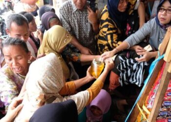 ORANG ramai berebut membeli bekalan minyak masak yang dijual di pasaran. -ANTARA