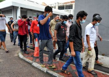 11 lelaki terdiri tiga warga tempatan dan lapan warga Bangladesh dihadapkan ke Mahkamah Sesyen Johor Bahru, hari ini atas pertuduhan melakukan penyelewengan minyak masak bersubsidi. UTUSAN/RAJA JAAFAR ALI