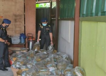 PEJABAT Perdagangan Dalam Negeri dan Hal Ehwal Pengguna Cawangan Timur Laut menyita 1,000 kg minyak masak paket dalam satu operasi di sebuah stor di Georgetown, Pulau Pinang, semalam.