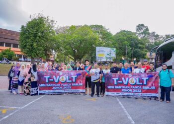 SEBAHAGIAN daripada sukarelawan dari Terengganu yang akan menyertai misi bantuan banjir di Johor, hari ini.