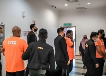 ANTARA individu dibawa ke mahkamah bagi mendapatkan permohonan reman membantu siasatan penyelewengan dana peruntukan Mitra.