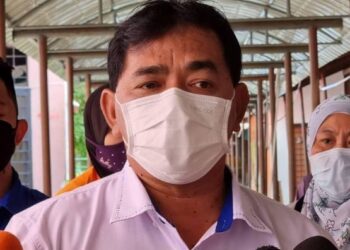 RAHMAD Mariman bercakap kepada pemberita selepas melawat mangsa banjir di PPS SK Ayer Molek, Melaka. - FOTO/DIYANATUL ATIQAH ZAKARYA