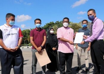 MUHAMMAD Khomeini Kamal (tiga dari kiri) menyerahkan memorandum kepada wakil Jabatan Ketua Menteri Melaka, Bahagian Komunikasi Korporat, Fairuzan Abdul Majid (kanan) di pekarangan pintu masuk Seri Negeri, Ayer Keroh, Melaka. - FOTO/RASUL AZLI SAMAD