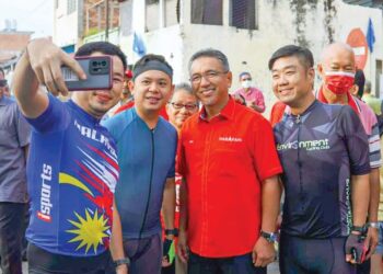 ADLY Zahari (dua dari kanan) menyantuni penduduk di Pulau Sebang, Melaka. - UTUSAN/MUHAMMAD SHAHIZAM TAZALI