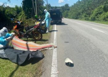 MANGSA dikatakan sedang belajar menunggang motosikal dan cuba memotong sebuah lori sebelum digilis dalam kejadian di Jalan Hutan Percha, Alor Gajah, Melaka. - FOTO/DIYANATUL ATIQAH ZAKARYA