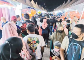 KHEMAH yang didirikan didakwa 'menutup' premis perniagaan di Klebang Utama, Melaka dan kesesakan orang ramai menyebabkan restoran dan premis tidak dapat dimasuki pelanggan. - UTUSAN/AMRAN MULUP