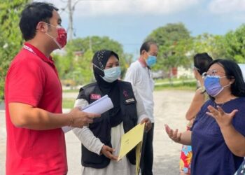 KERK Chee Yee (kiri) mendengar penjelasan penduduk ketika sesi sidang akhbar dan tinjauan di lokasi pembinaan medan selera baharu MPHTJ di Taman Bukit Melaka, Bukit Beruang, Melaka.