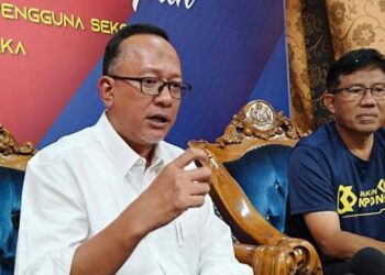 ADIRATNO Che Ani (kiri) bercakap kepada pemberita ketika sidang akhbar selepas perasmian Program CIP KPS di Sungai Udang, Melaka. - FOTO/MUHAMMAD SHAHIZAM TAZALI 