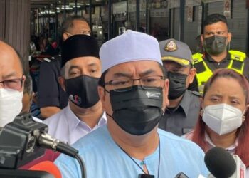 SULAIMAN Md. Ali bercakap kepada pemberita selepas melakukan tinjauan di Pasar Awam Melaka, Bachang, Melaka. - FOTO/DIYANATUL ATIQAH ZAKARYA