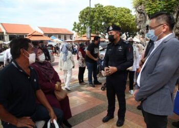 ABDUL Majid Mohd. Ali melakukan tinjauan di sekitar Jonker Street dan Jonker Walk, Banda Hilir, Melaka. - UTUSAN/DIYANATUL ATIQAH ZAKARYA