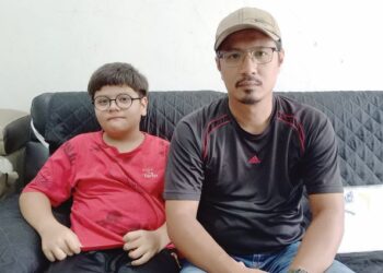 MOHD. FAIZAL Zakaria bersama Ammar Danis yang menghidap bengkak urat saraf otak. - UTUSAN/AMRAN MULUP