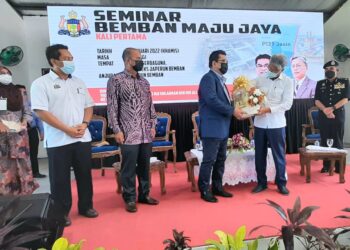 SULAIMAN Md. Ali menerima cenderamata daripada Hasan Rahman selepas merasmikan Seminar Bemban Maju Jaya di Dewan Serbaguna Japerun Bemban, Jasin, Melaka. - UTUSAN/AMRAN MULUP