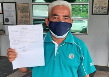 MUHAMMAD SHAMEL Hashim menunjukkan surat yang mengesahkannya positif Covid-19 dan menjalani rawatan di PKRC, MITC, Ayer Keroh, Melaka. - UTUSAN/AMRAN MULUP