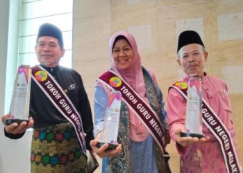 HUSIN Chek (dari kiri), Nubah Aton dan Jamil Jaamat menunjukkan plak Anugerah Tokoh Guru Negeri Melaka yang diterima pada Majlis Sambutan Hari Guru 2022 Peringkat Negeri di Banda Hilir, Melaka. - FOTO/MUHAMMAD SHAHIZAM TAZALI 