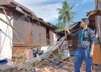 MOHD. Syahed Shariff menunjukkan keadaan rumah pusaka berusia 60 tahun yang mengalami kerosakan akibat dihempap pokok di Kampung Taboh Naning, Alor Gajah, Melaka. - UTUSAN/MUHAMMAD SHAHIZAM TAZALI
