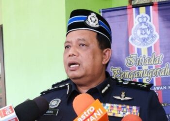 ZAINOL Samah bercakap kepada pemberita pada sidang akhbar penyerahan Pingat Jasa Pahlawan Negara tanpa istiadat di Kampung Durian Daun Dalam, Melaka. - FOTO/MUHAMMAD SHAHIZAM TAZALI