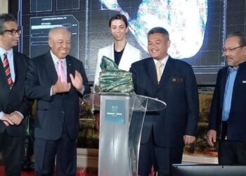 RAIS Yasin meletakkan tangan di papan elektronik merasmikan Pelancaran Dan Sesi Perkongsian Melaka Smart Grid Technology Summit 2022 di sebuah hotel di Jalan Hang Tuah, Melaka. - FOTO/AMRAN MULUP