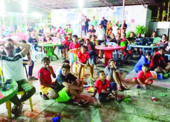 SEBAHAGIAN penyokong Portugal terdiam sebaik sahaja Maghribi menjaringkan gol pertama pada minit ke-42 semasa menyaksikan perlawanan suku akhir Piala Dunia 2022 di Kampung Portugis, Ujong Pasir, Melaka. - UTUSAN/AMRAN MULUP