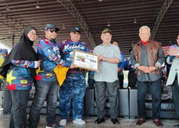 MOHD. SUHAIDY Alias dan Zuliana Zakaria (kiri) menerima Anugerah Khas Tokoh Bikers sempena Melaka Bike Week 2022 yang berlangsung di UniMel, Kuala Sungai Baru, Melaka.