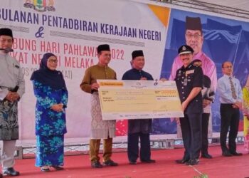 ZAIDI Johari (tiga dari kiri) bersama Rahmad Mariman (empat dari kiri) pada Majlis Perhimpunan Bulanan dan Pelancaran Tabung Pahlawan di Seri Negeri, Ayer Keroh, Melaka. - FOTO/MUHAMMAD SHAHIZAM TAZALI