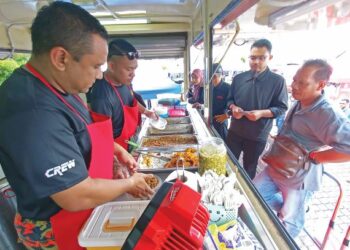 KRU trak makanan Fire Kitchen Abang Bomba melayan pelanggan di MITC, Ayer Keroh, Melaka. - UTUSAN/AMRAN MULUP