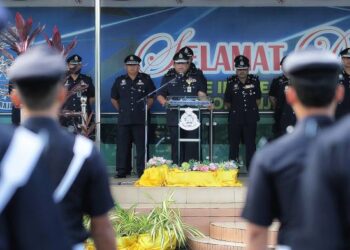 ZAINOL Samah (tengah) berucap pada perhimpunan bulanan di Padang Kawad IPK Melaka, Bukit Beruang, Melaka. - FOTO/RASUL AZLI SAMAD