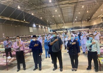 RAHMAD Mariman (dua dari kiri) ketika membuat tinjauan di PKRC MITC, Melaka. - UTUSAN/DIYANATUL ATIQAH ZAKARYA