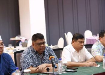 AB. RAUF Yusoh (dua dari kiri) mempengerusikan Mesyuarat Barisan Nasional (BN) Melaka di sebuah hotel di Melaka. - FOTO/AMRAN MULUP