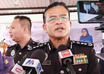 SUPRI Hashim bercakap kepada pemberita ketika sidang akhbar Majlis Perasmian Pameran Menjangkau Abad Dinding Penjara di Banda Hilir, Melaka. - FOTO/MUHAMMAD SHAHIZAM TAZALI 