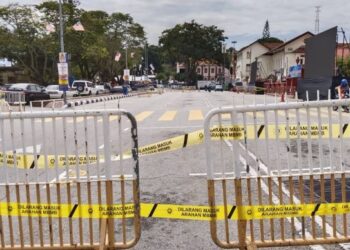 JALAN Parameswara menuju ke Dataran Memorial Pengisytiharan Kemerdekaan di Bandar Hilir, Melaka telah diletakkan besi penghadang oleh pihak berwajib sempena sambutan Hari Malaysia. - FOTO/MUHAMMAD SHAHIZAM TAZALI