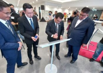 KETUA Menteri Melaka, Datuk Seri Sulaiman Md. Ali (dua dari kanan) menandatangani perasmian bangunan baharu Infineon sambil diperhatikan Ab. Rauf Yusof (kanan) di Zon Perdagangan Bebas Batu Berendam, Melaka. - FOTO/AMRAN MULUP