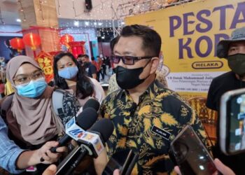 MUHAMMAD Jailani Khamis bercakap kepada pemberita selepas merasmikan Pesta Kopi Melaka di The Shore Shopping Gallery, Banda Hilir, Melaka. - FOTO/DIYANATUL ATIQAH ZAKARYA
