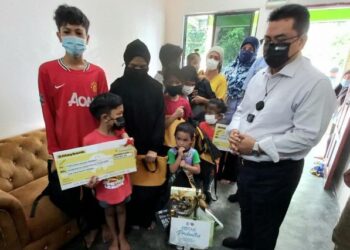 SULAIMAN Md. Ali bersama balu serta anak Allahyarham Mohd. Azizan Baba selepas menyampaikan faedah penakat dan pengurusan jenazah di Kampung Bakar Batu, Bachang, Melaka. - FOTO/AMRAN MULUP