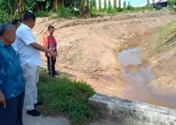 ISMAIL Othman (kiri) memberi penerangan kepada Mohamad Ali Mohamad sewaktu meninjau Sungai Paya Setokok di Kampung Sungai Udang Jaya, Melaka. - FOTO/AMRAN MULUP